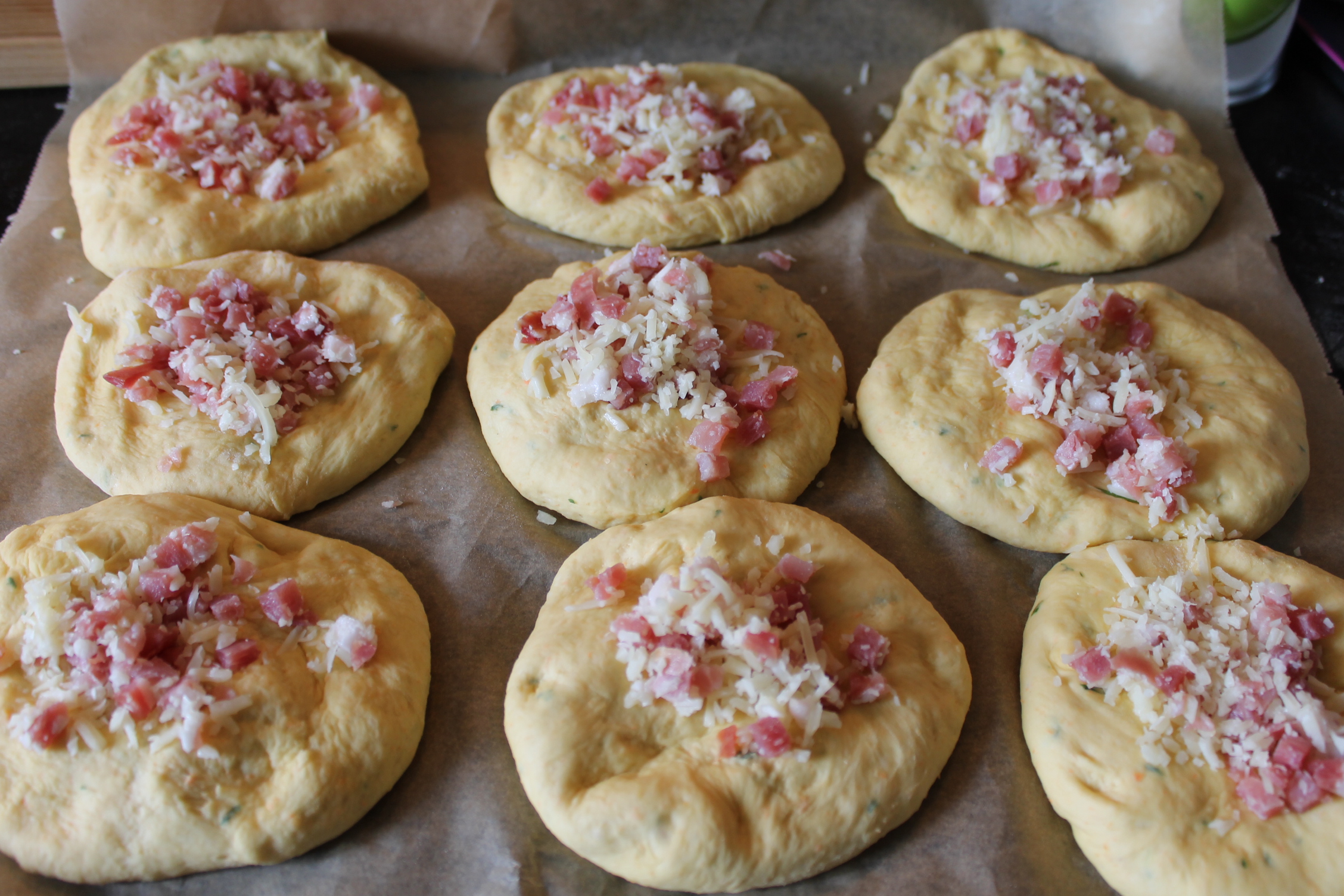 Aperitiv chifle cu morcovi, sunca si cascaval