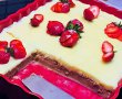 Desert tarta cu biscuiti, crema de vanilie si capsuni-5