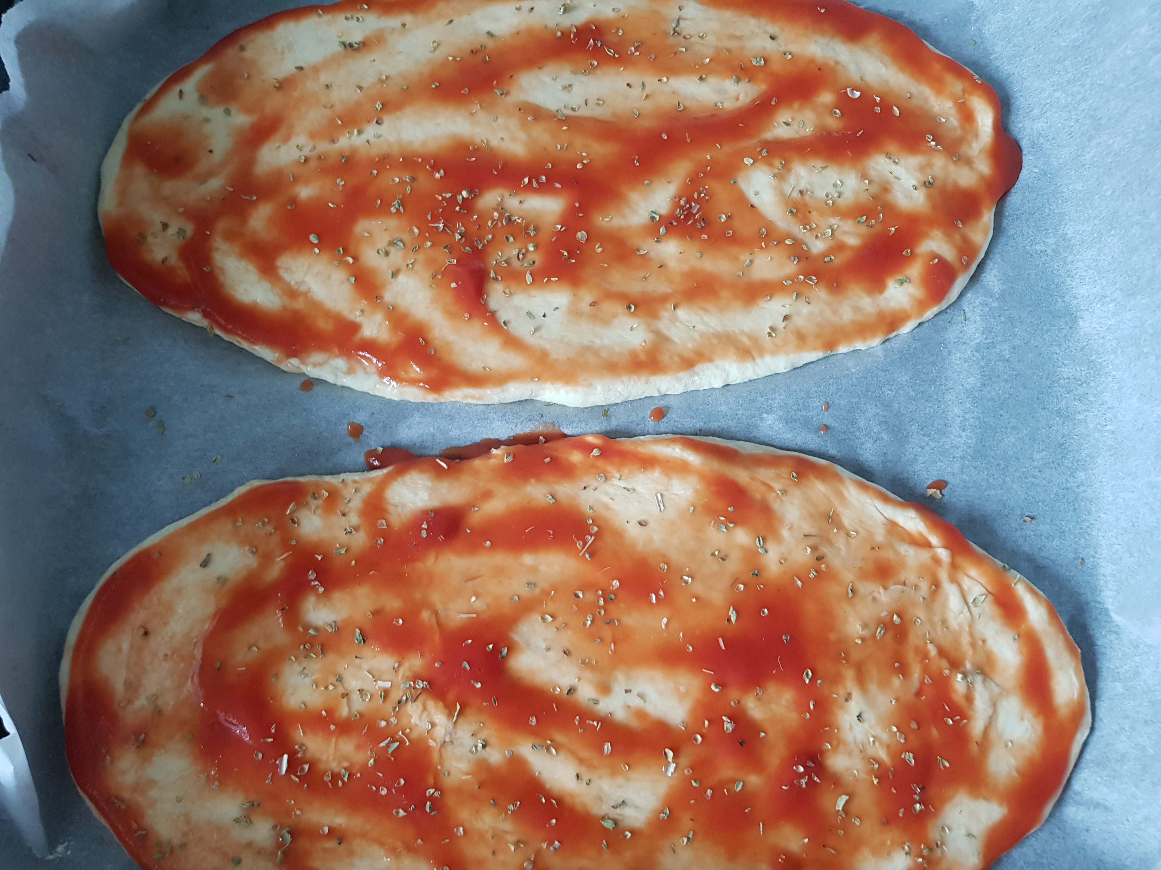 Pizza rapida cu blat pufos (fara drojdie) cu aluat fraged