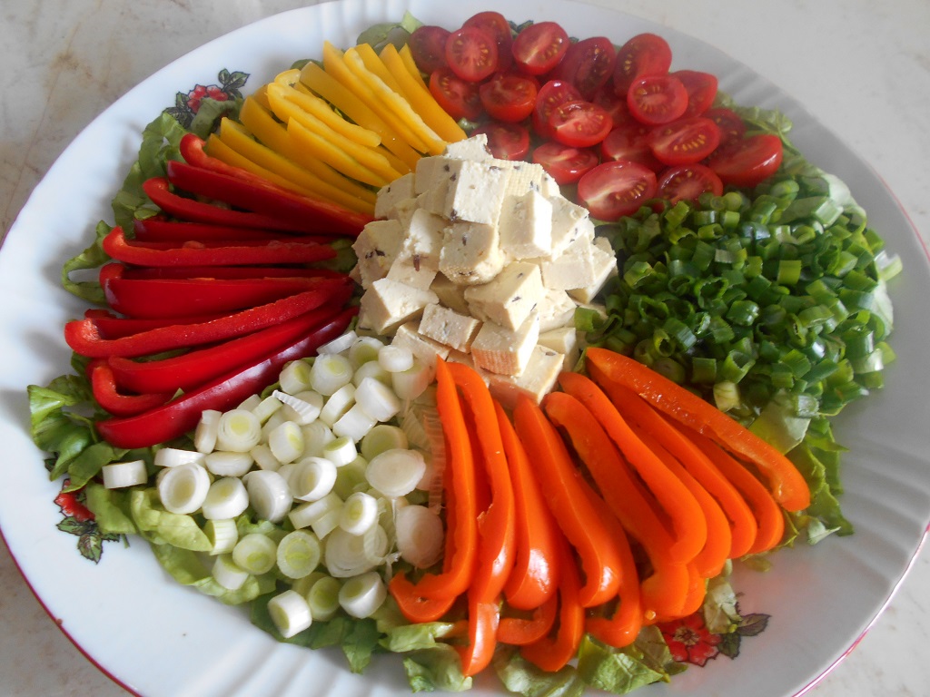 Salata cu tofu, ardei mini, ceapa verde si rosii cherry