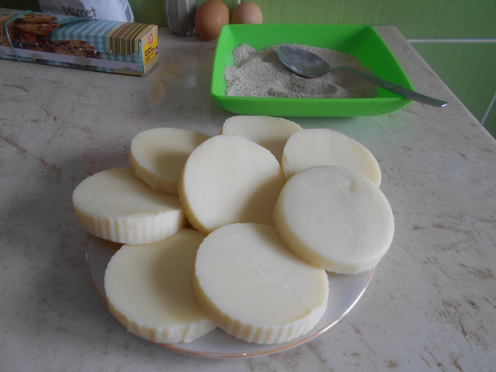 Cascaval pane la cuptor, cu cartofi natur