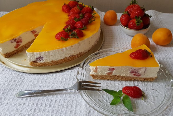 Desert cheesecake cu capsuni si caise