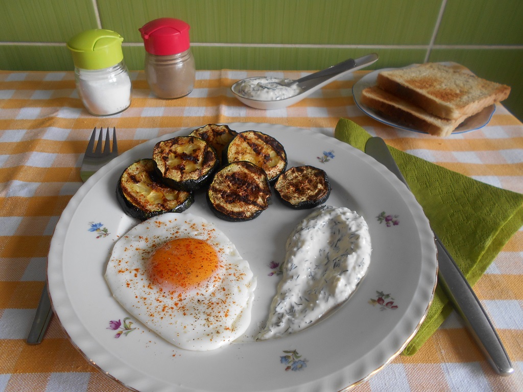 Zucchini la grill, cu ochiuri si sos din iaurt si usturoi