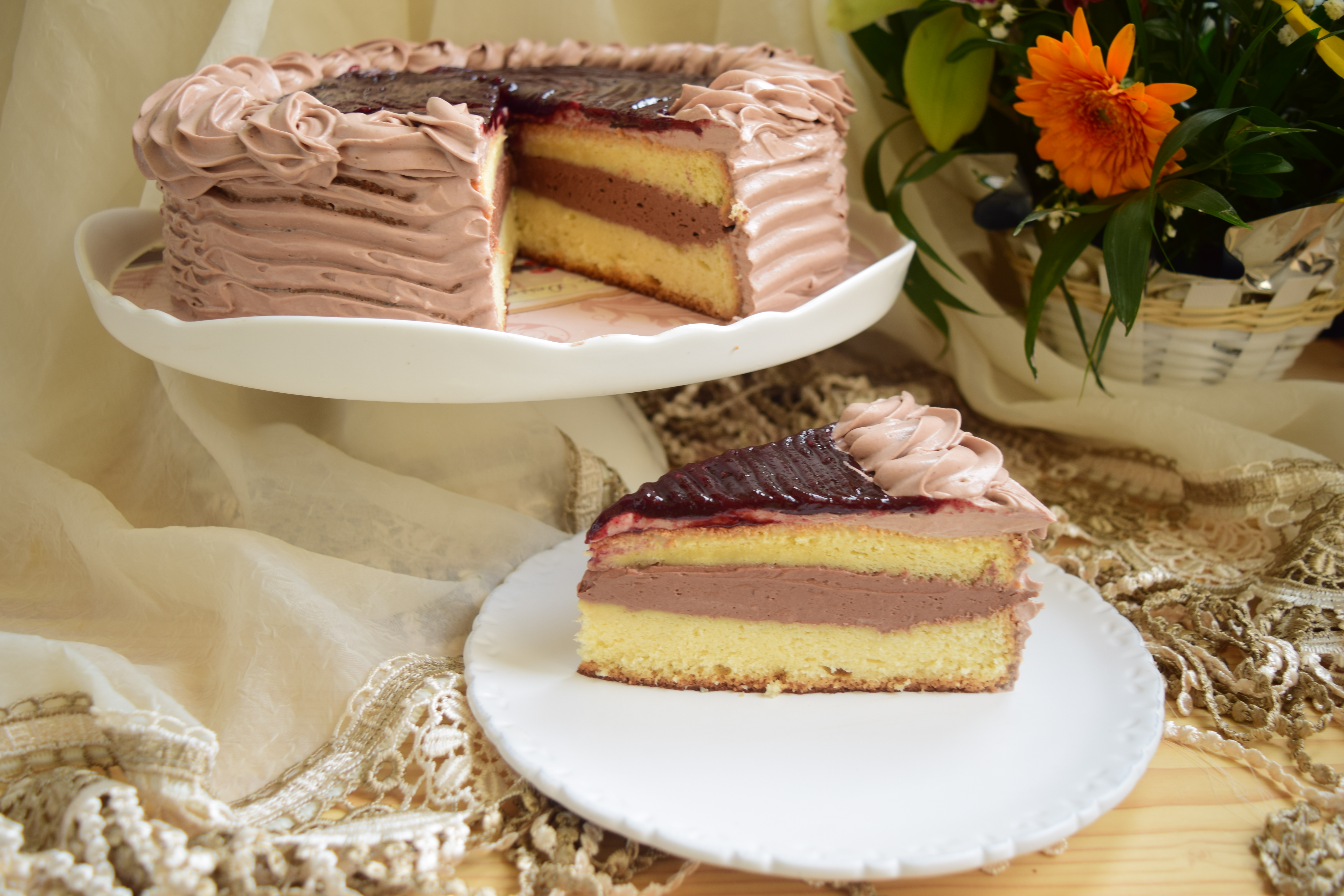 Desert tort cu crema de ciocolata si jeleu de coacaze negre