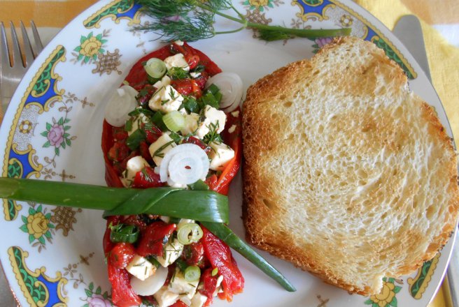 Salata de ardei capia copti, cu telemea si ceapa verde