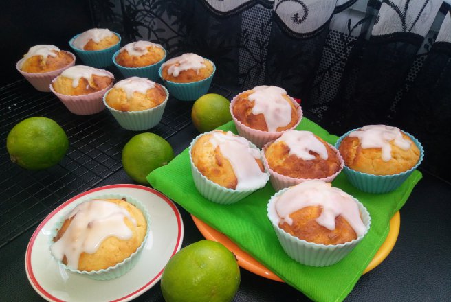 Desert muffins cu lime si ciocolata alba