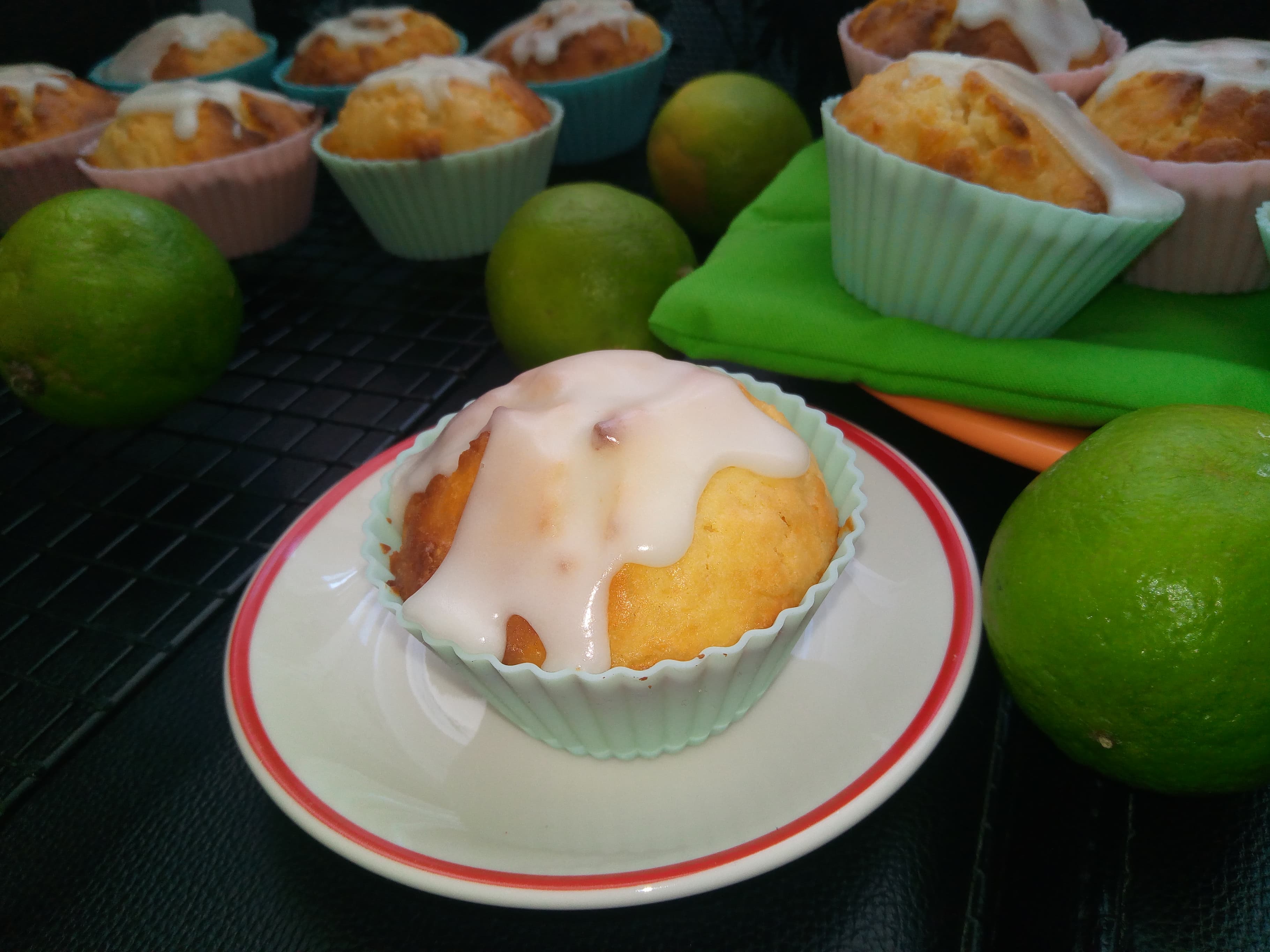 Desert muffins cu lime si ciocolata alba