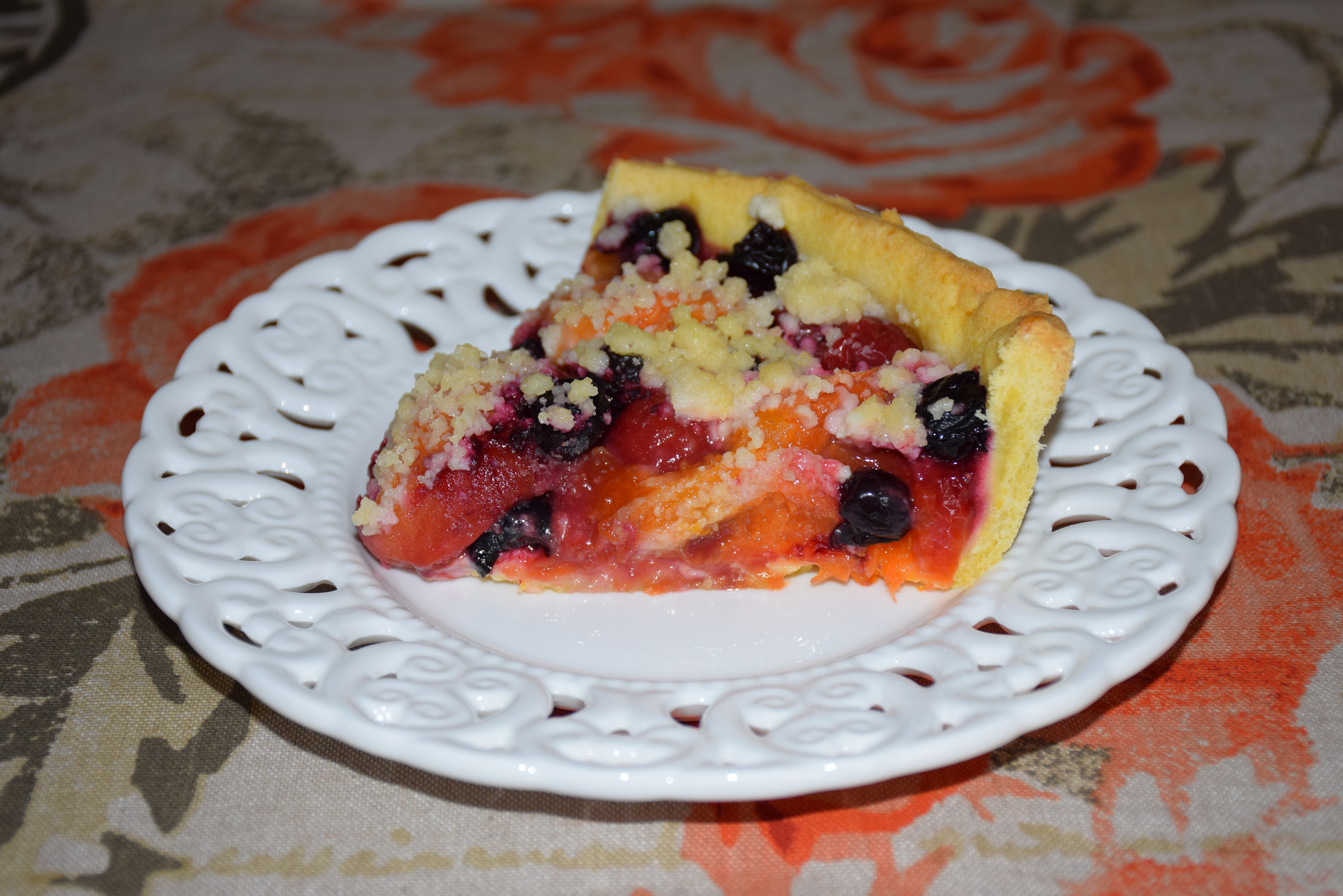 Desert tarta cu caise, visine si cirese negre