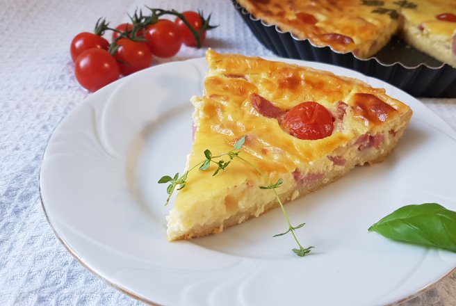 Aperitiv tarta cu branza si carnati