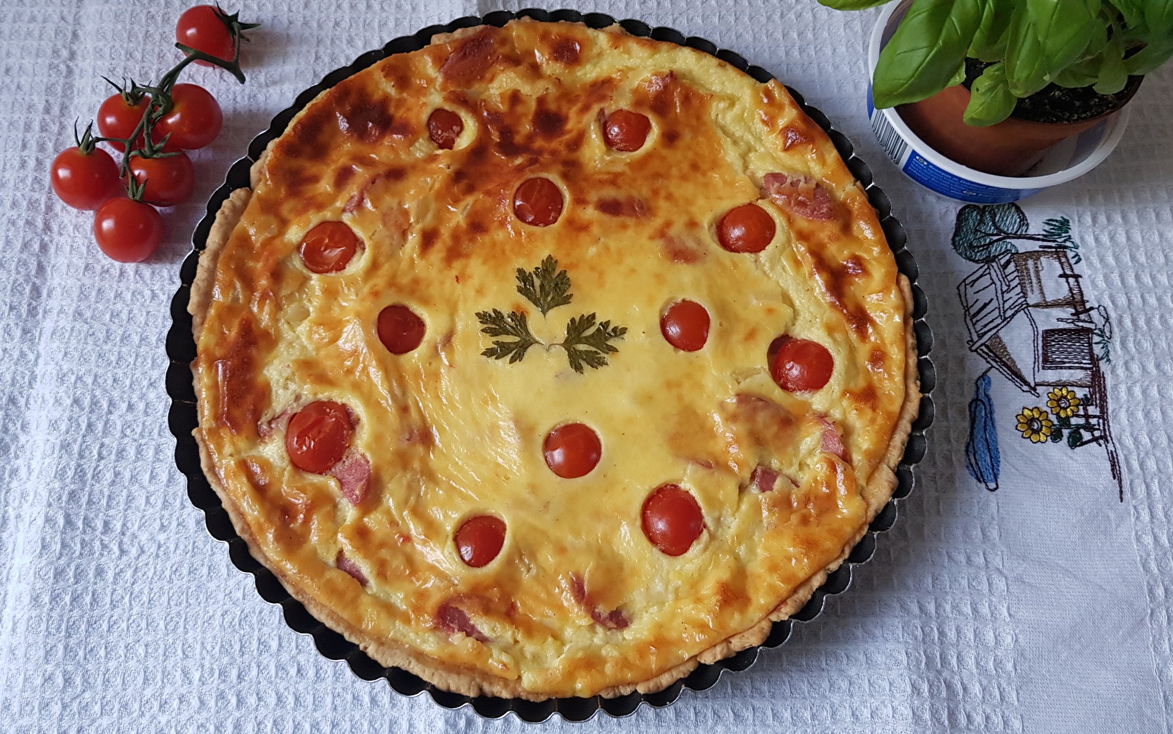 Aperitiv tarta cu branza si carnati