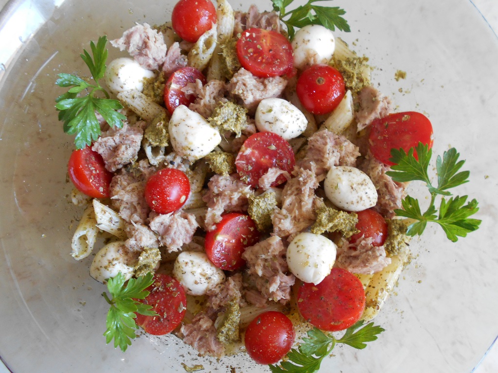 Salata mediteraneana, cu paste, ton, rosii cherry si pesto