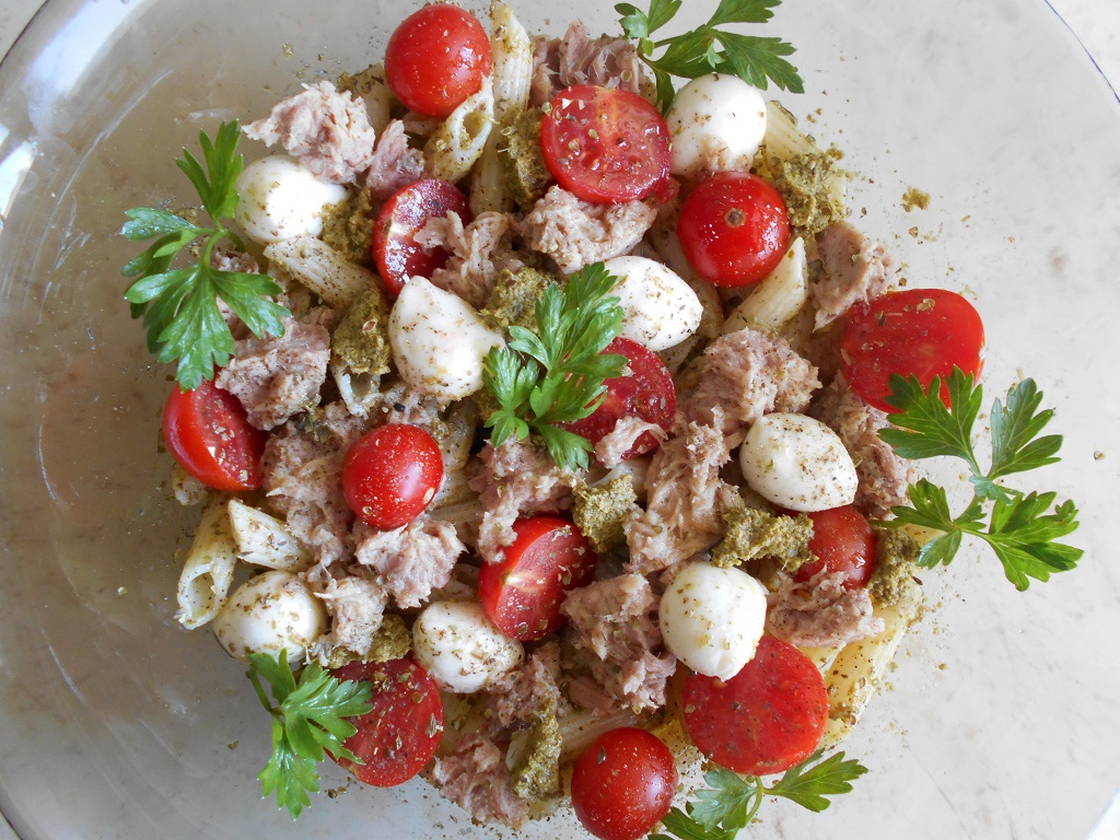 Salata mediteraneana, cu paste, ton, rosii cherry si pesto