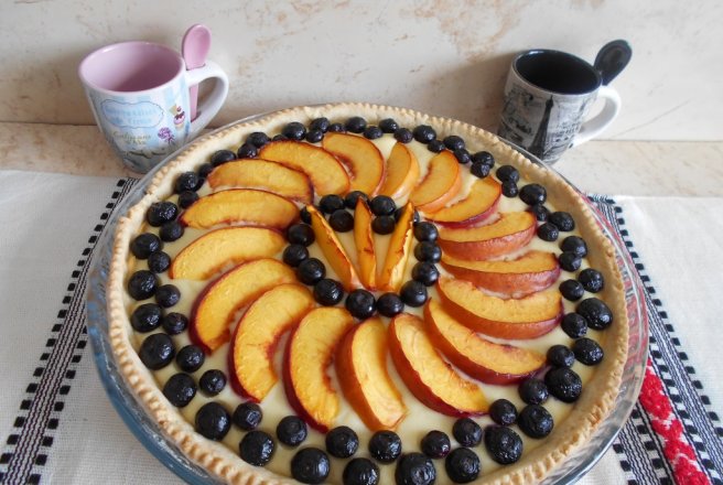 Desert tarta cu branza dulce, nectarine si afine