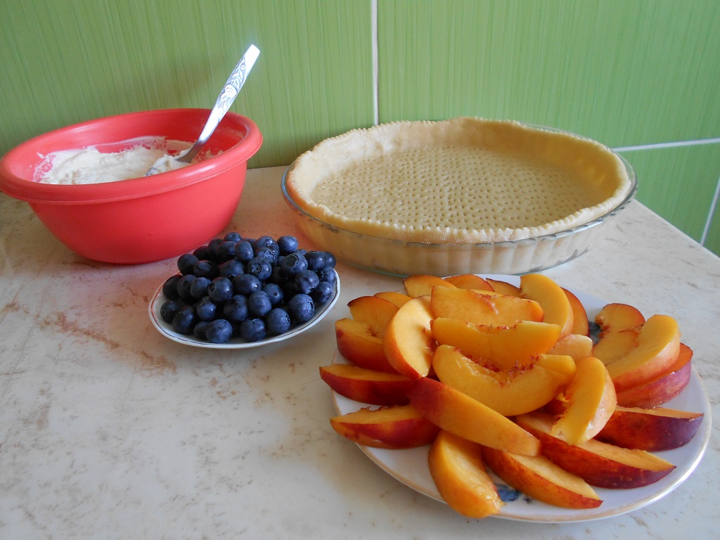 Desert tarta cu branza dulce, nectarine si afine