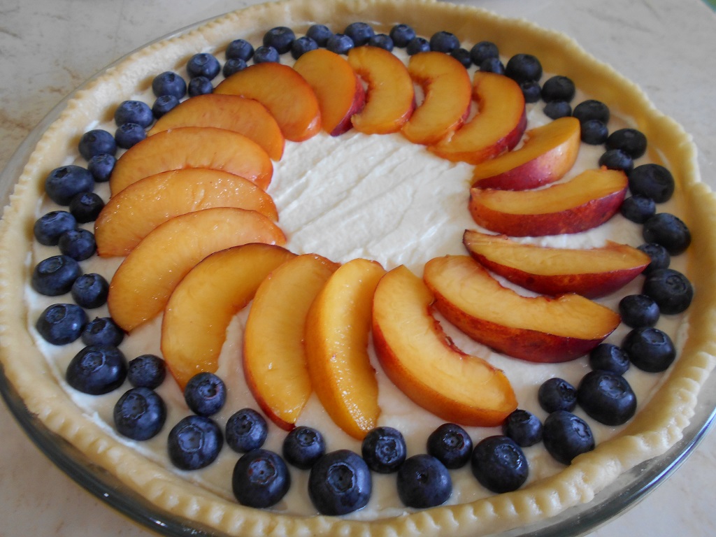 Desert tarta cu branza dulce, nectarine si afine