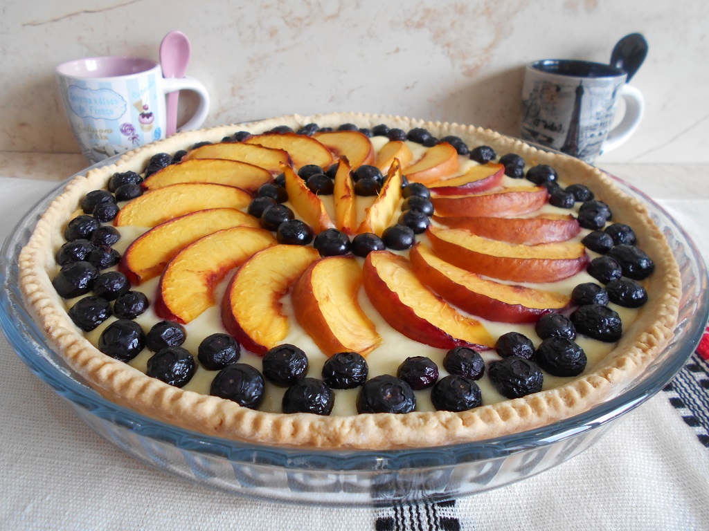 Desert tarta cu branza dulce, nectarine si afine