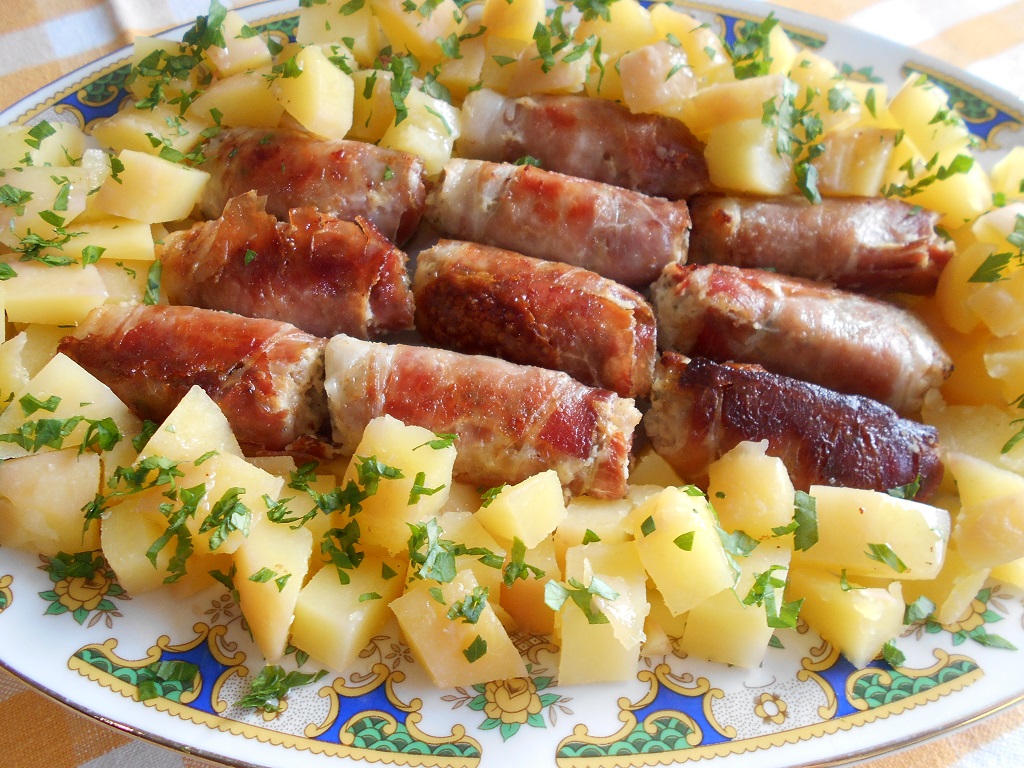 Mini rulouri din carne tocata de porc, in bacon, cu cartofi natur