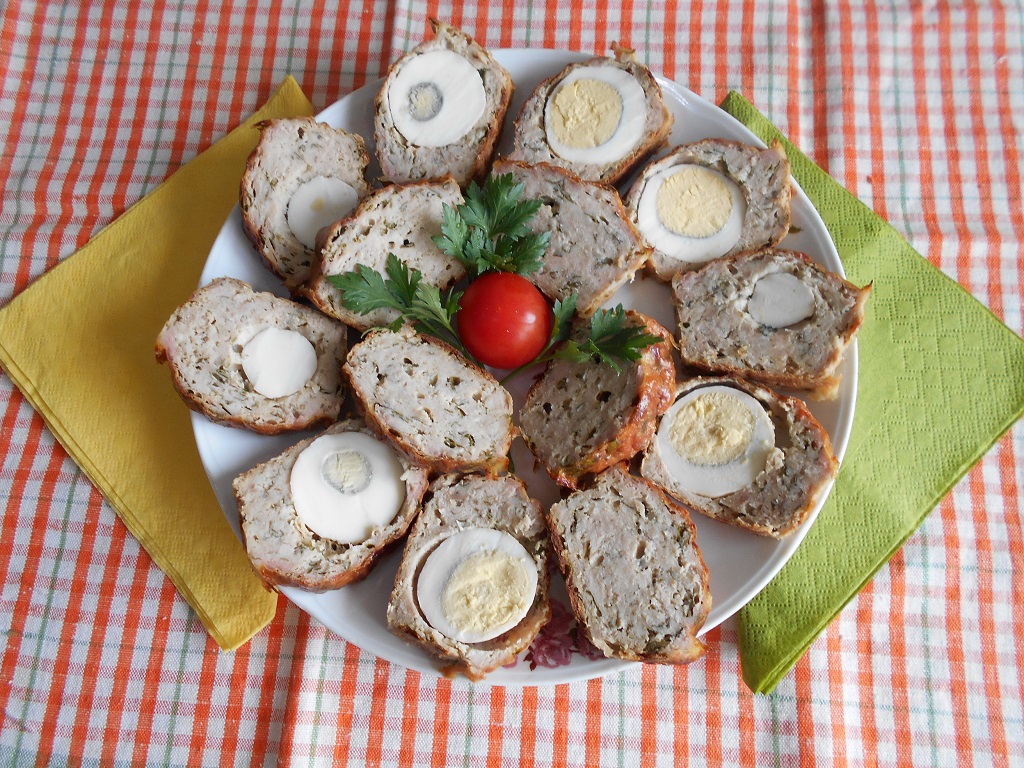 Mini rulada aperitiv, din carne tocata de porc