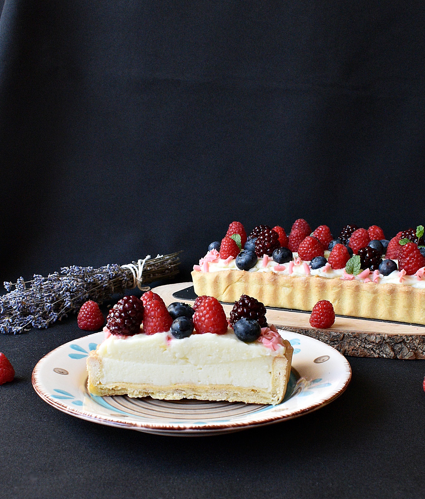 Desert tarta cu crema de lamaie si fructe de padure