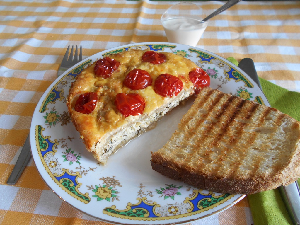 Aperitiv budinca sarata, cu ardei copti, telemea si rosii cherry