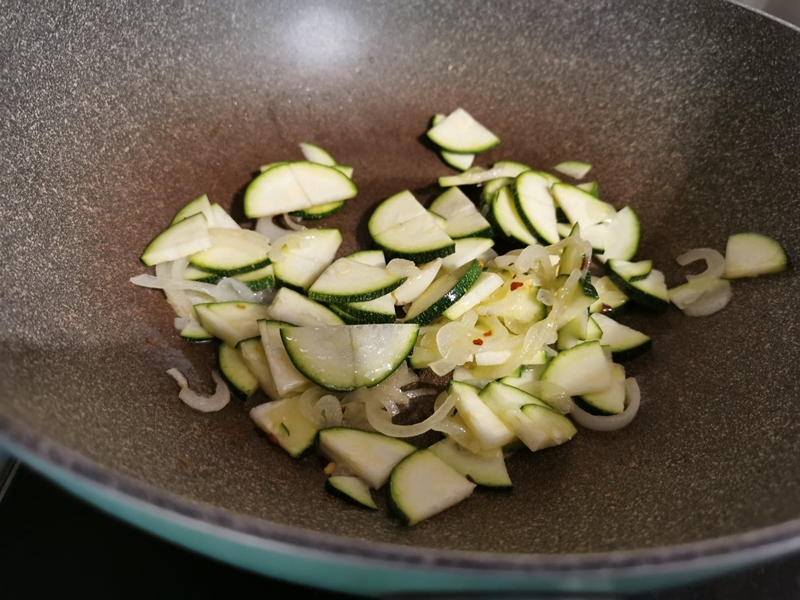 Broccoli, zucchini si rosii cherry in unt