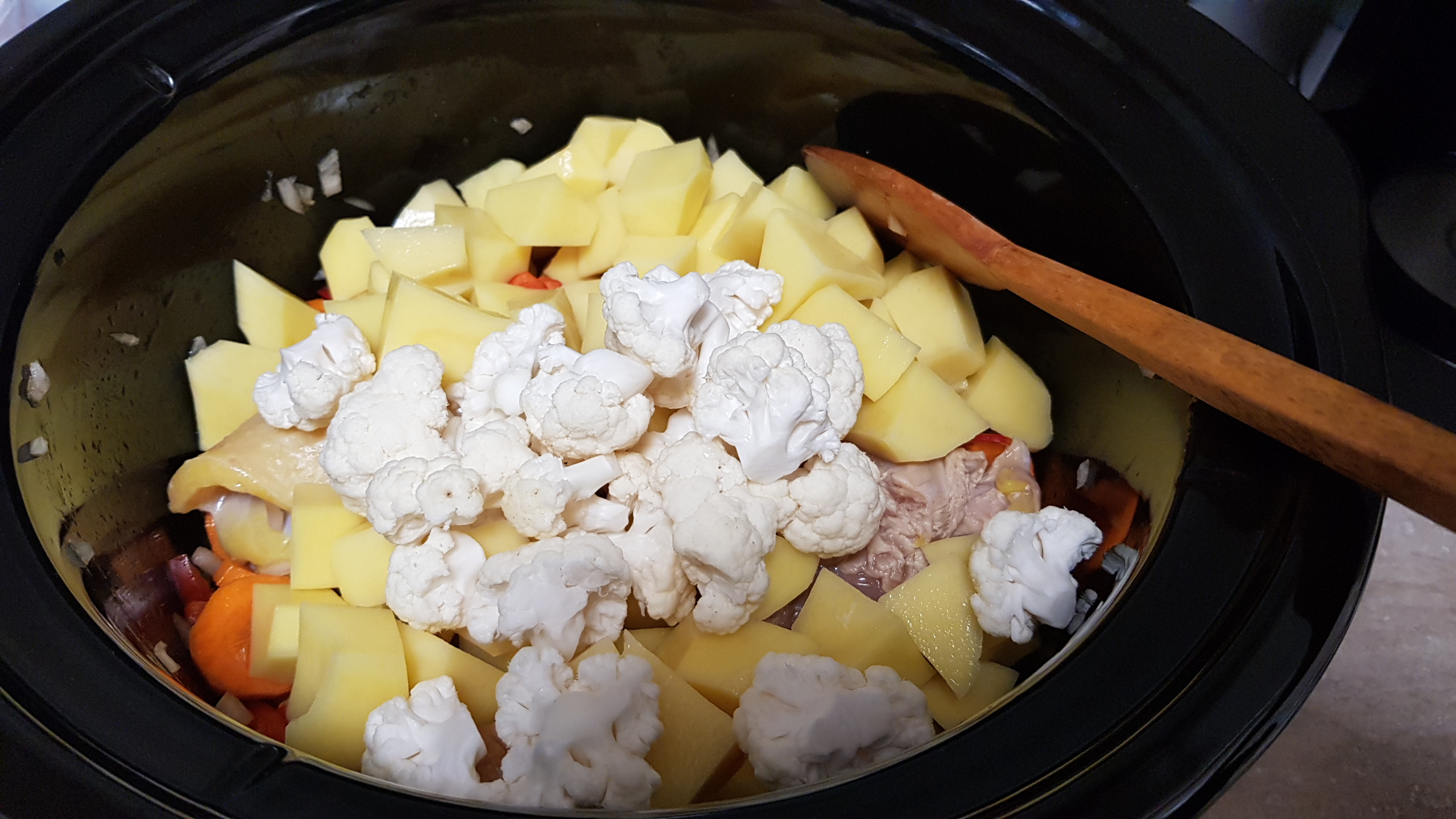 Carne de pui cu legume la slow cooker Crock Pot