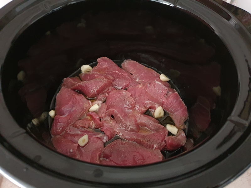 Pulpa de manzat de vita cu sos de vin la slow cooker Crock Pot