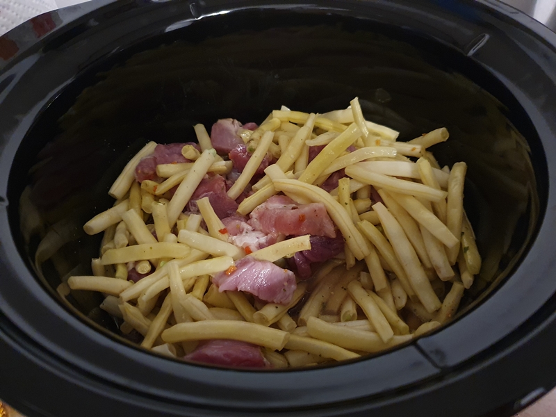 Fasole pastai cu carne de porc la slow cooker Crock Pot