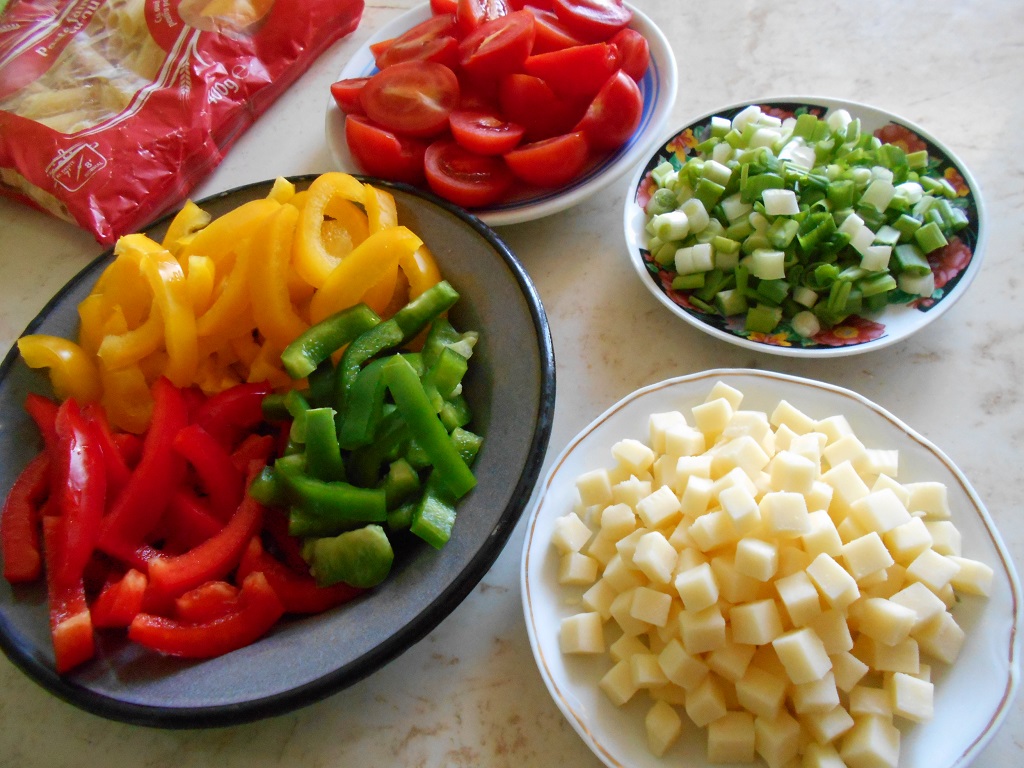 Salata calda de paste, cu legume si mozzarella