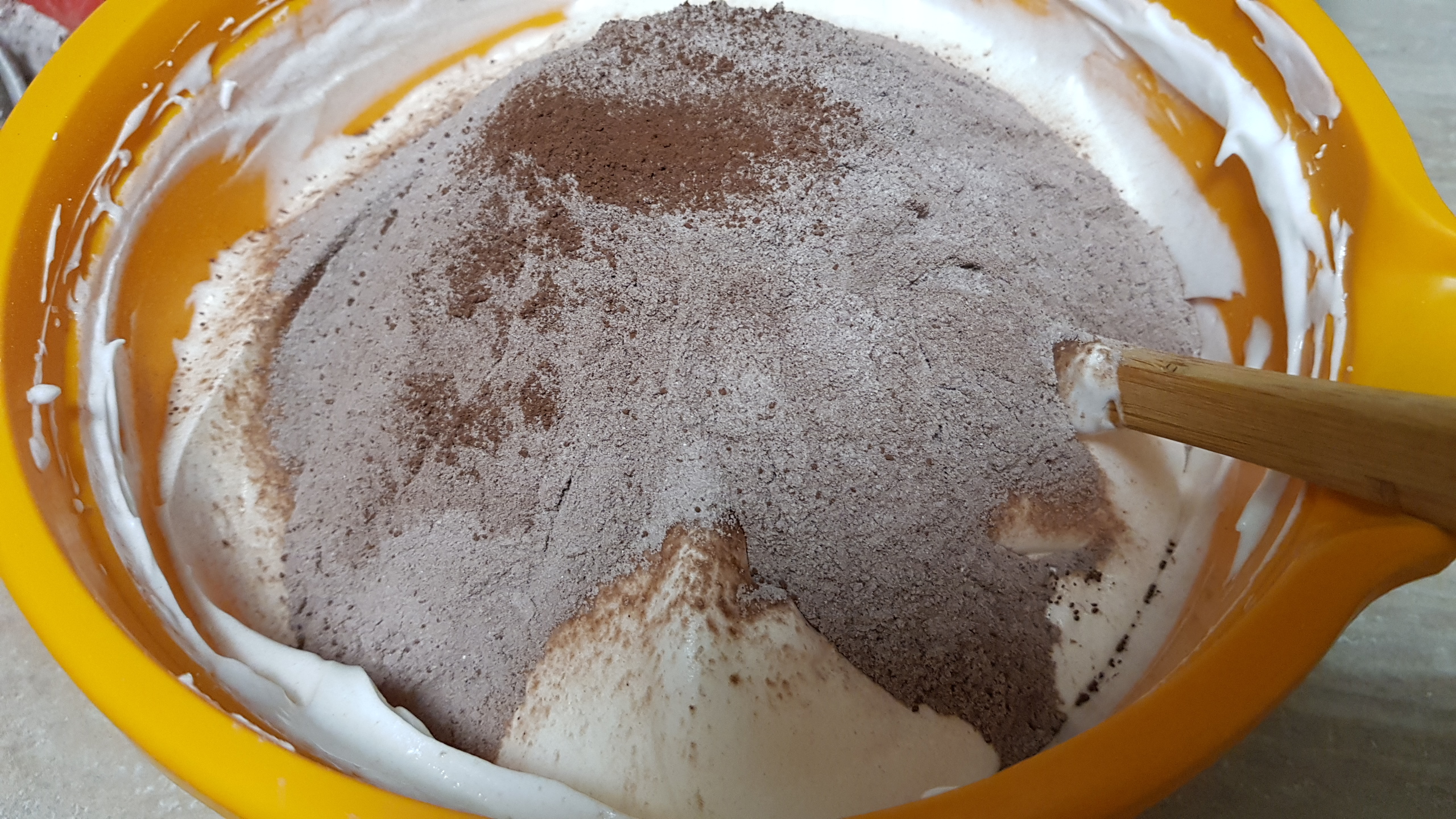 Desert prajitura cu foi din albusuri si crema de nuca de cocos