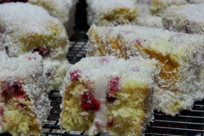 Desert Lamington cu merisoare si cocos