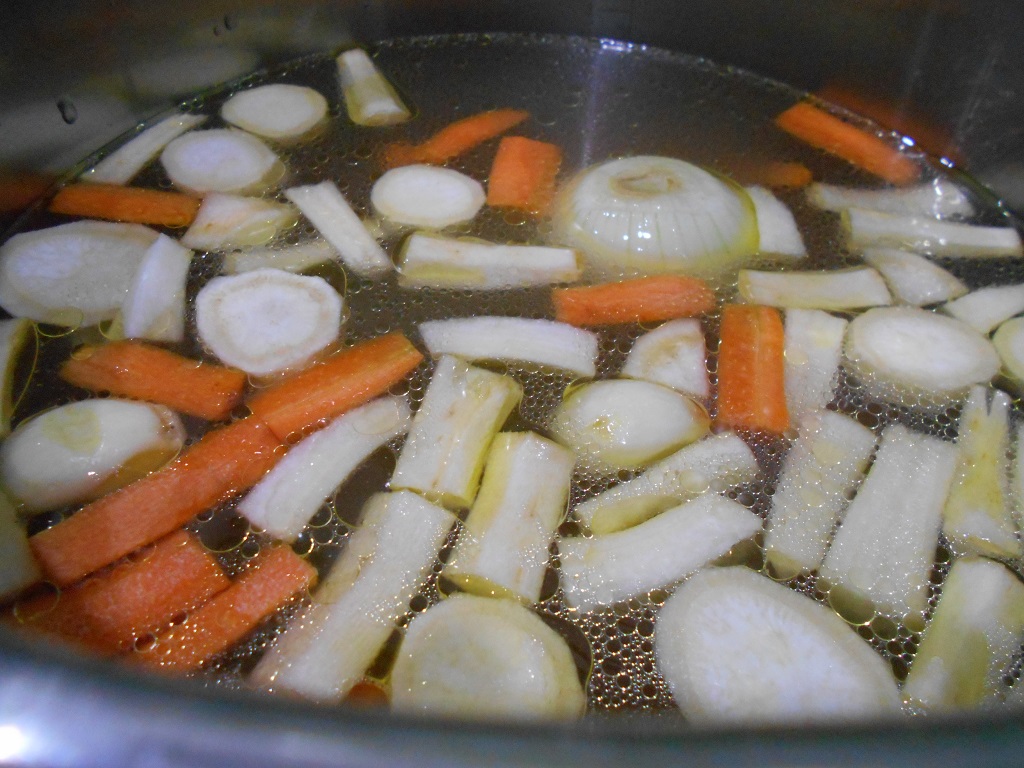 Rasol de pui, cu legume natur si salata de sfecla rosie