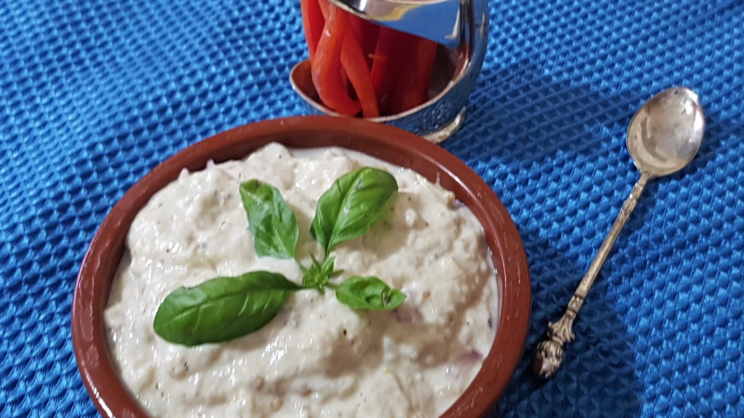 Salata de vinete cu iaurt, menta si chimen