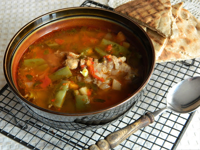 Bors de fasole verde cu carne de porc