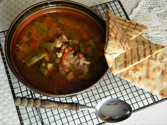 Bors de fasole verde cu carne de porc