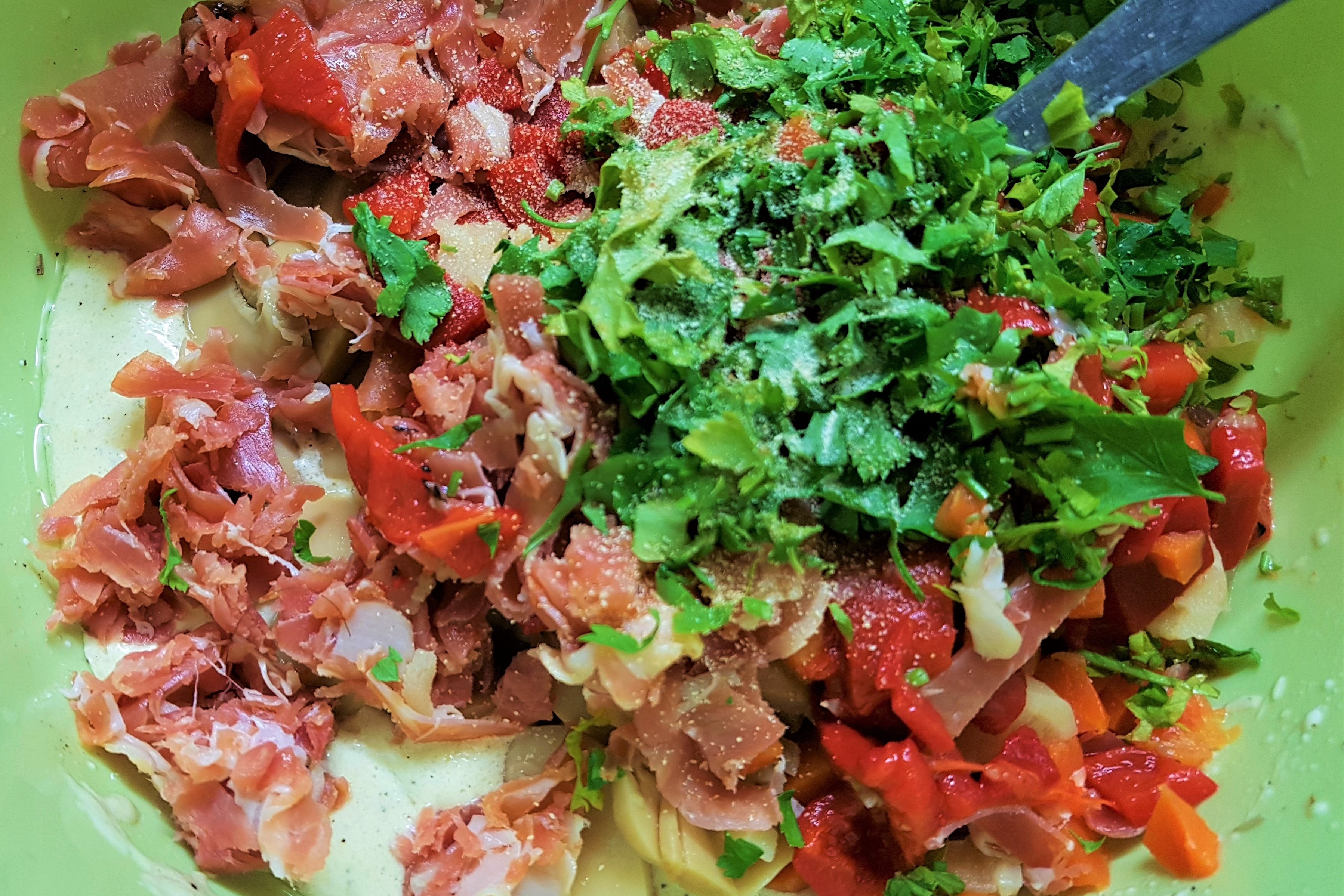 Salata de ciuperci cu smantana, jambon si ardei copti