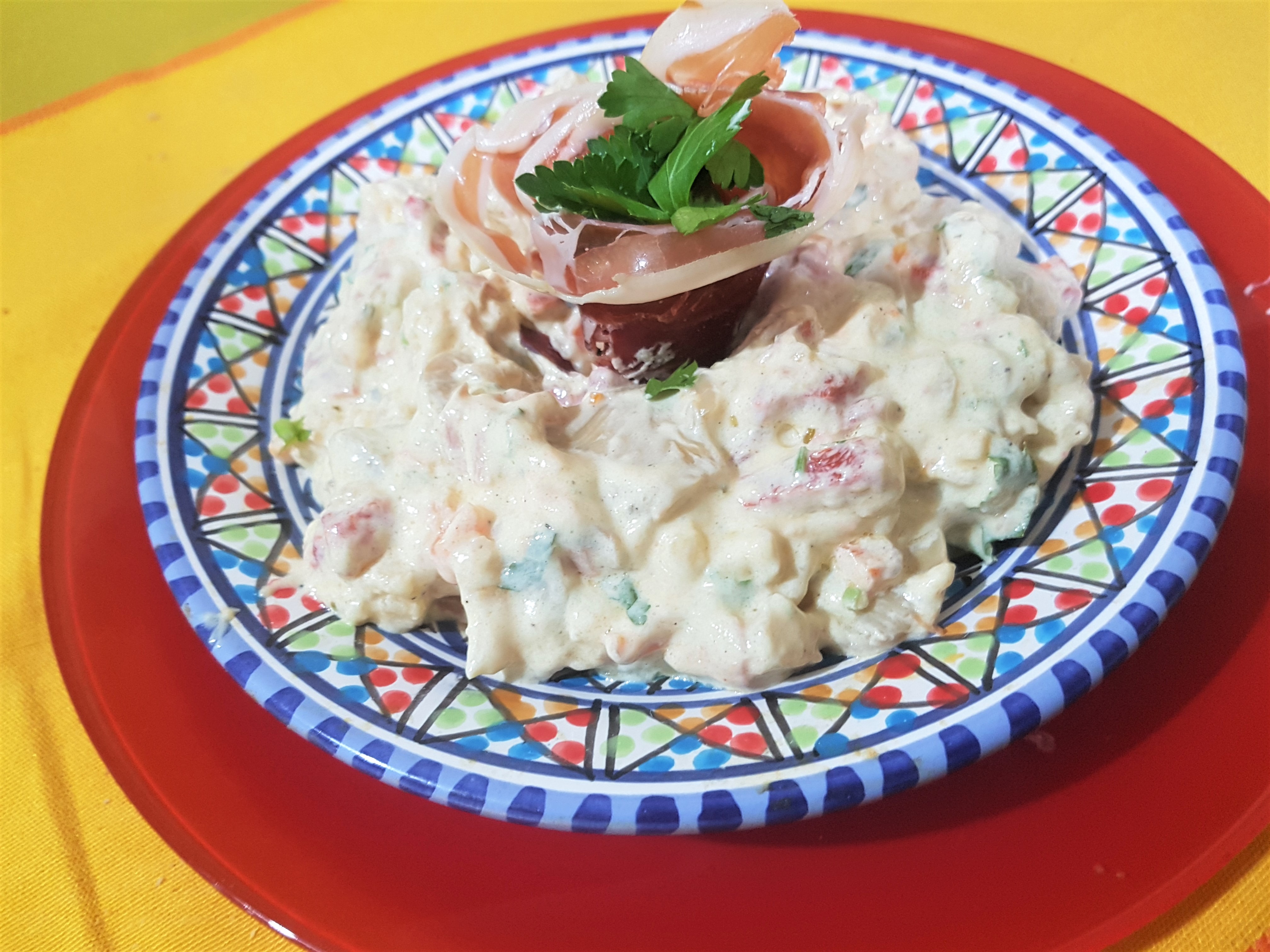 Salata de ciuperci cu smantana, jambon si ardei copti