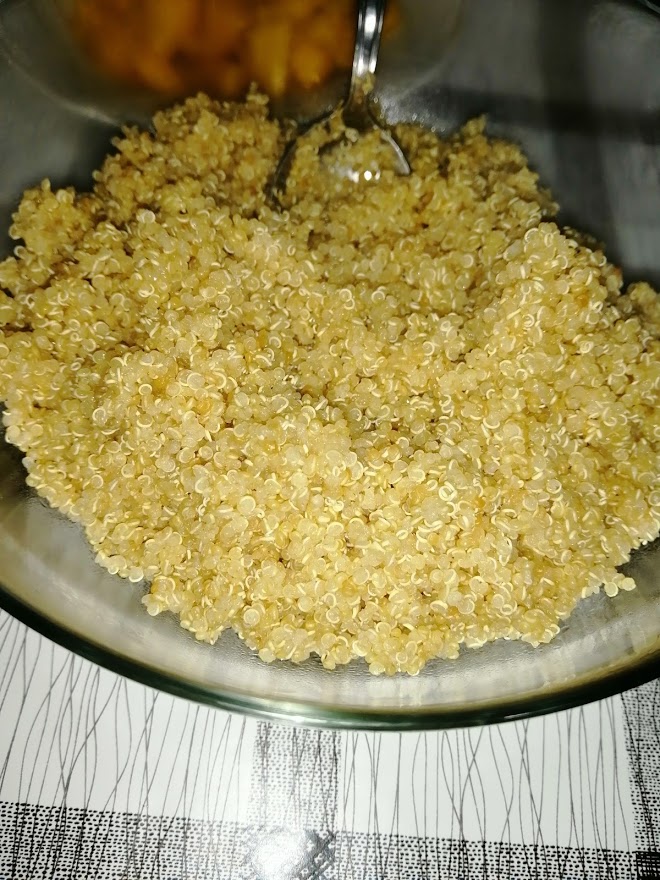 Ardei gras umplut cu quinoa, mango si avocado