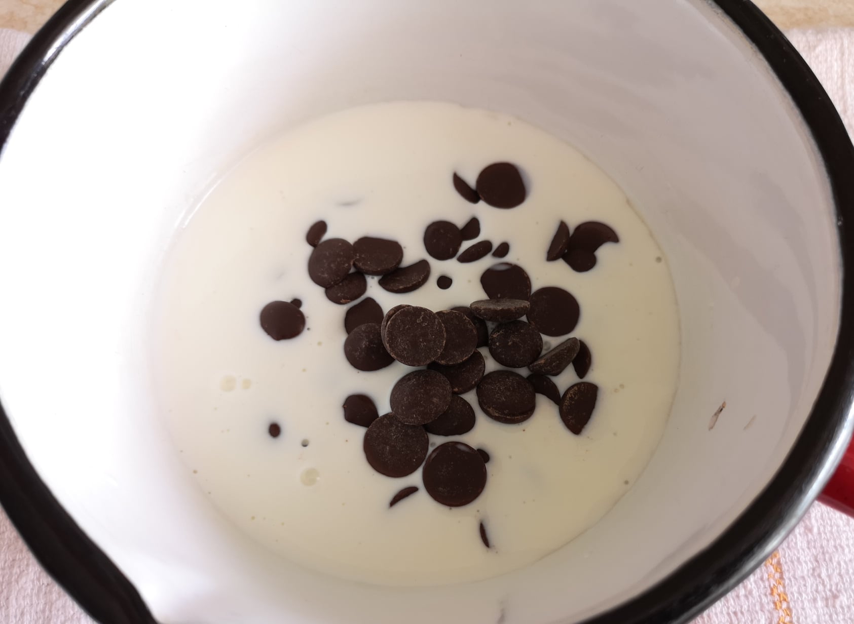 Desert prajitura cu mousse de capsuni si ciocolata