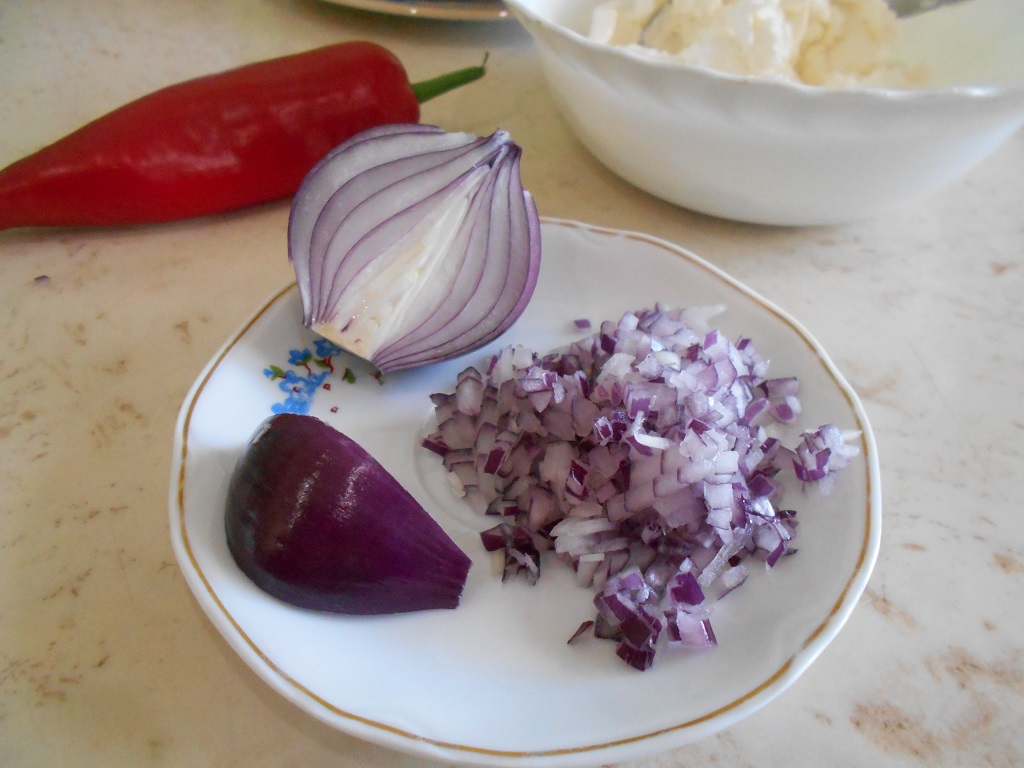 Aperitiv pasta tartinabila din branza de vaci, cu ceapa rosie si chimen