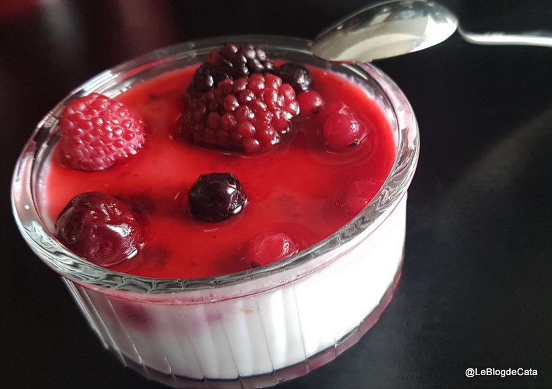 Desert panna cotta cu lapte de cocos si fructe de padure