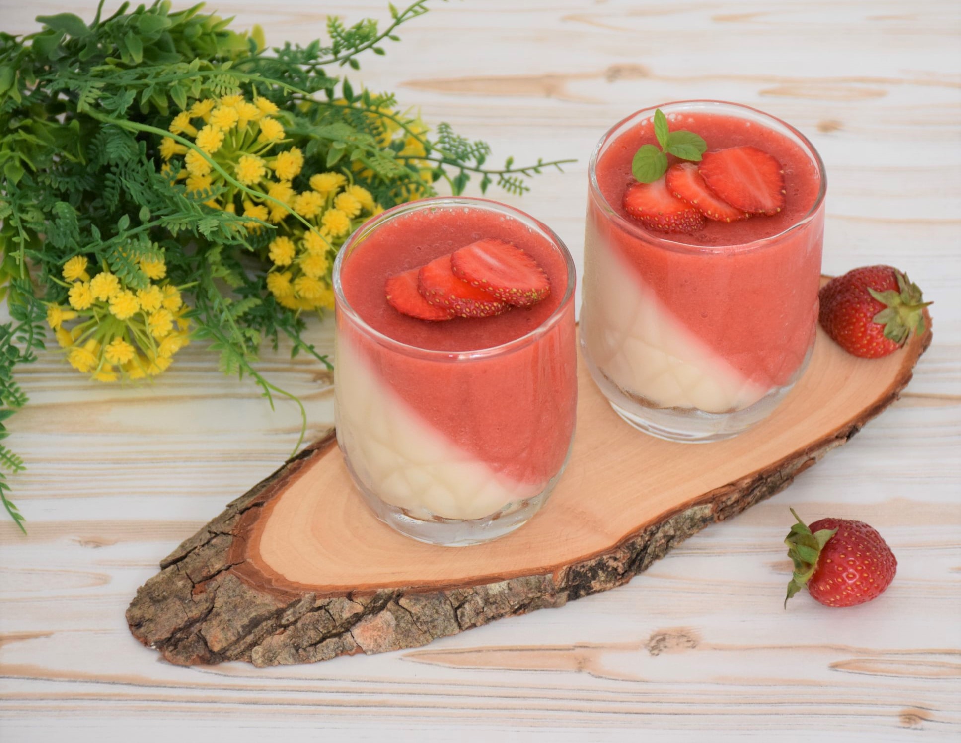 Desert panna cotta cu capsuni la pahar