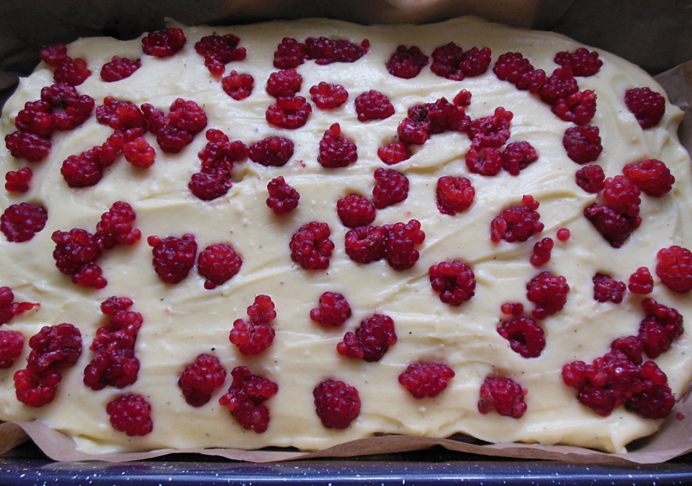 Desert prajitura cu zmeura, ciocolata si crema de vanilie