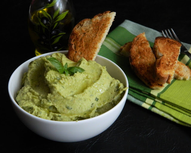 Pasta de naut cu avocado si busuioc