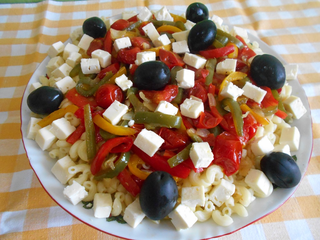 Salata calda cu paste, ardei grasi si telemea