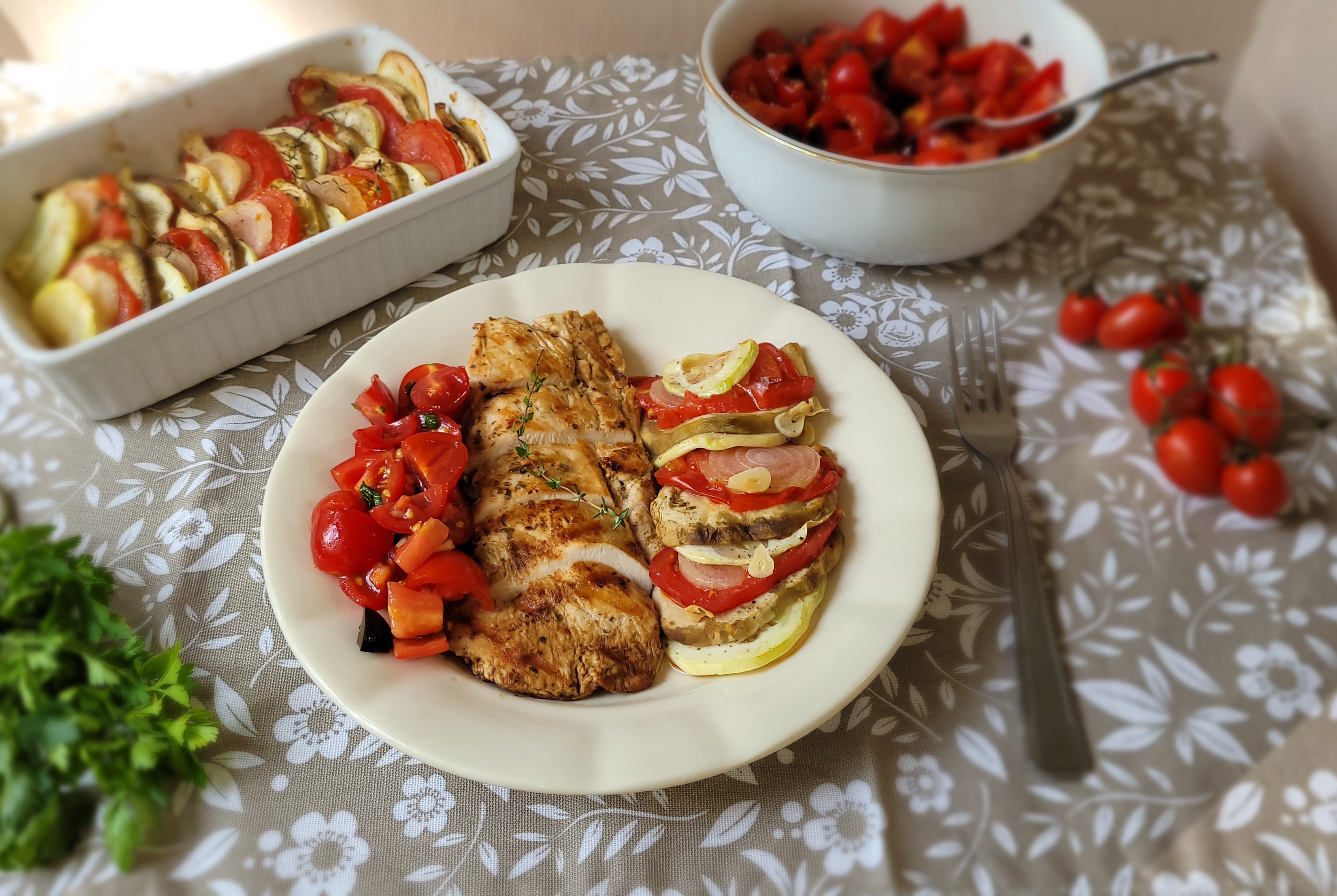 Piept de curcan la gratar servit cu legume la cuptor si salata de rosii