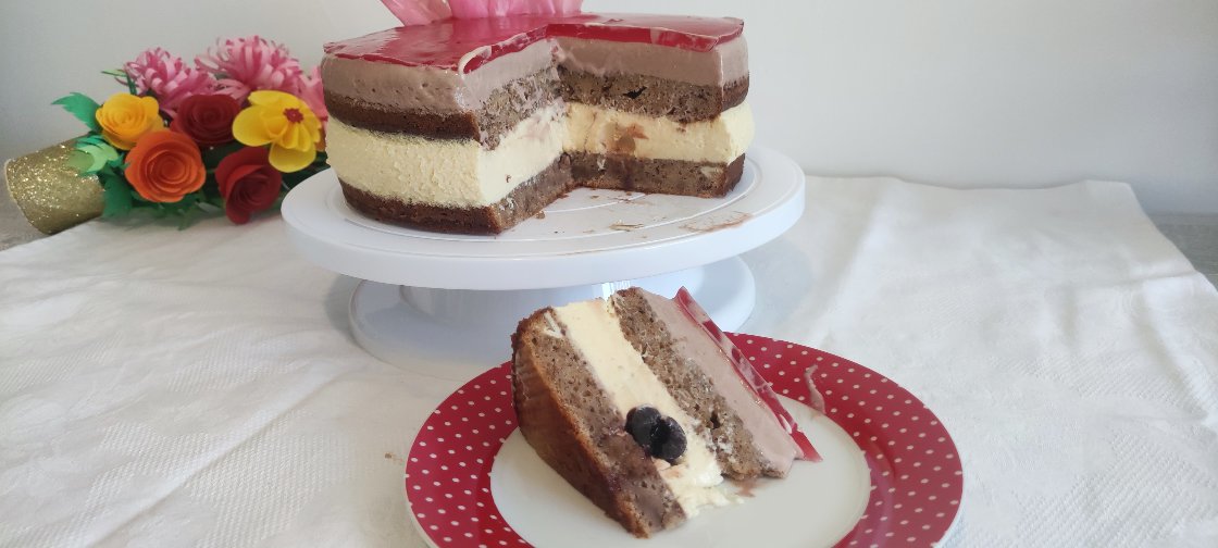 Desert prajitura (tort) cu blat banana bread, mousse de ciocolata alba si amarena