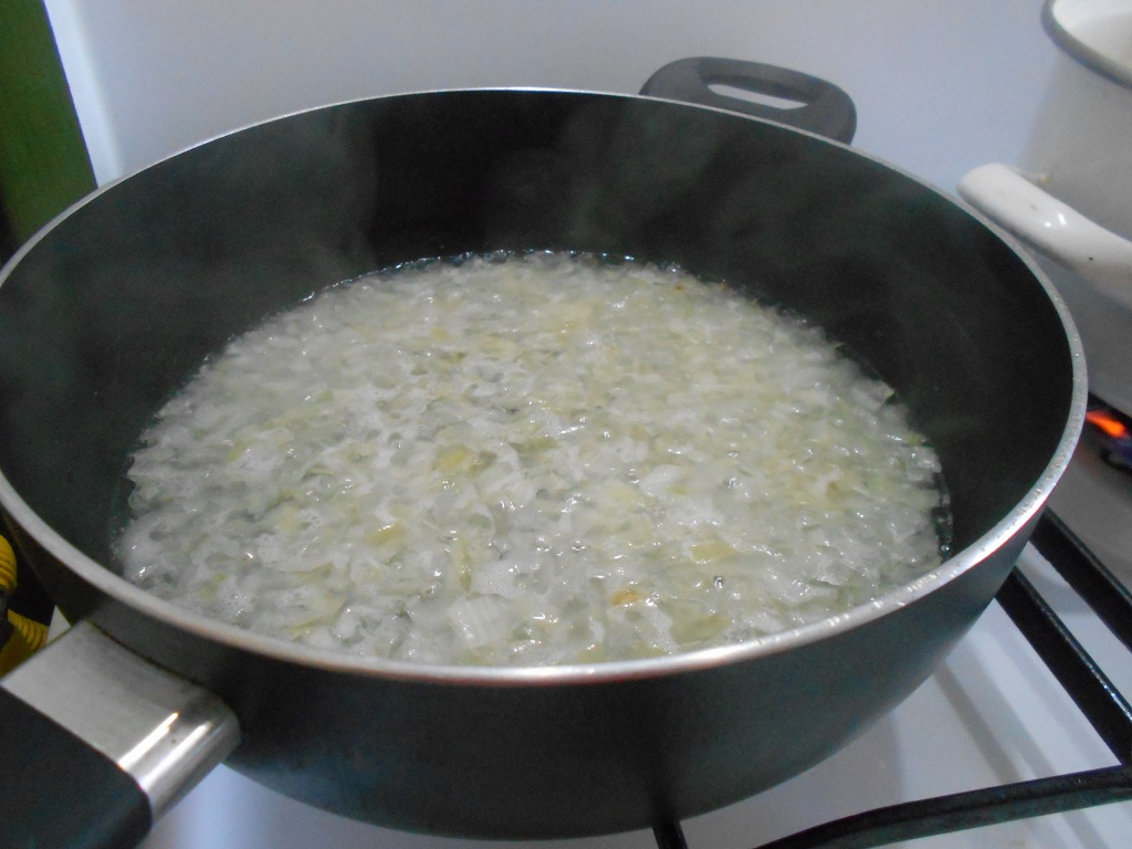 Pastai galbene, cu smantana si usturoi
