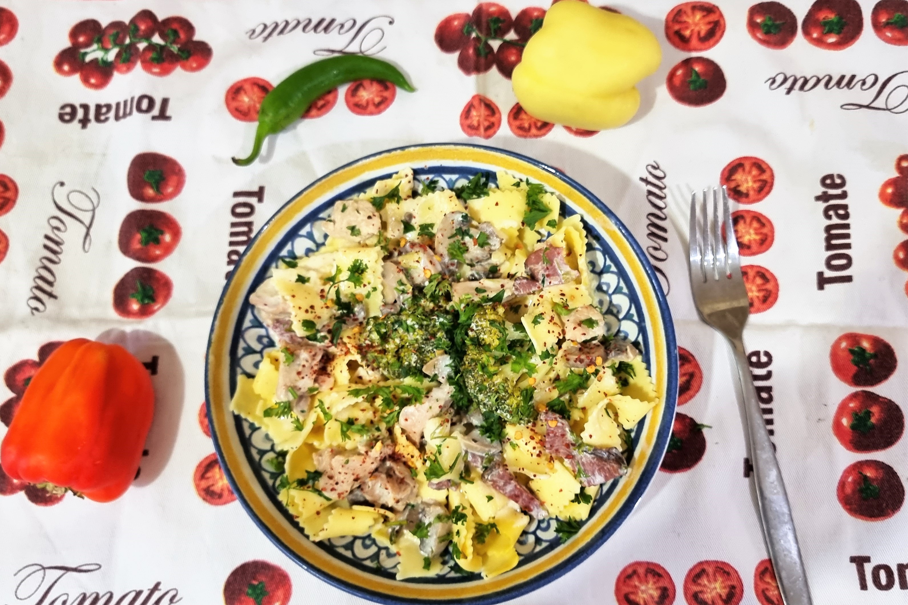 Tagliatele cu carne, ciuperci de Paris si broccoli