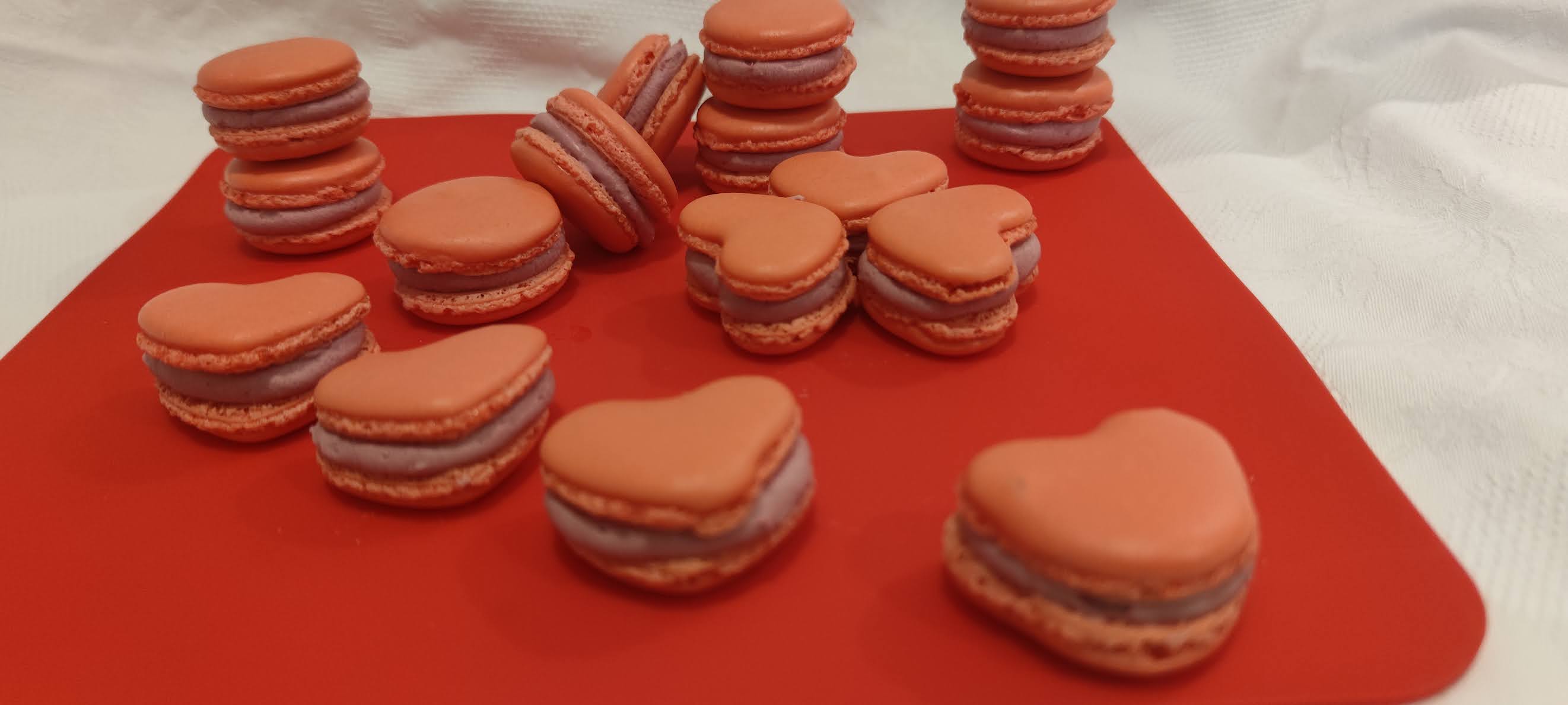 Desert macarons cu ganache de zmeura